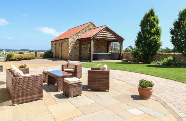 BELL HOUSE BARN, pet friendly, with hot tub in Staindrop