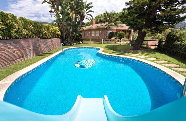 BELL RECO - Incredible garden with private pool, barbecue area, 25 minutes from Barcelona