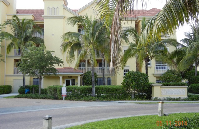 Bella Lago at Bay Beach : Steps From Beach, Stunning Furnishings, Worry Free!
