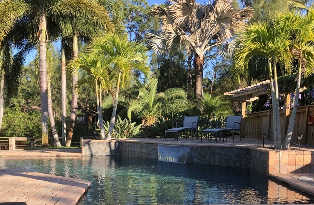 Bella's B&B a Tropical Treasure ROOM#2 no fees Queen bed, private bath