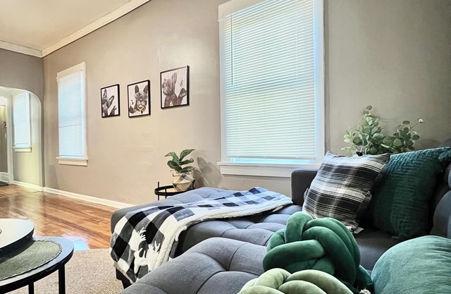 Bella - Stylish Modern Retreat in Garfield Heights