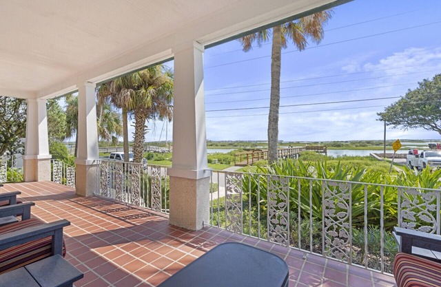 Bella Vista Waterfront Villa