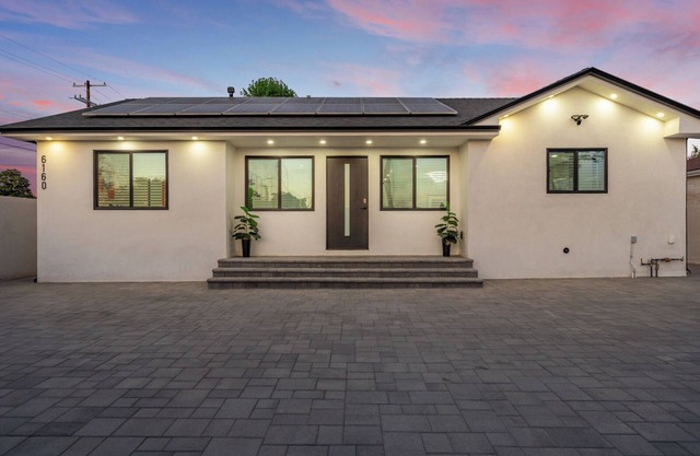 Bellaire Villa: Stylish 3Bdr Retreat with Pool!