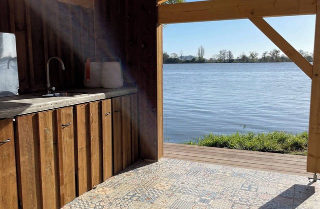 Belle Maison Avec Piscine au Bord de L'eau