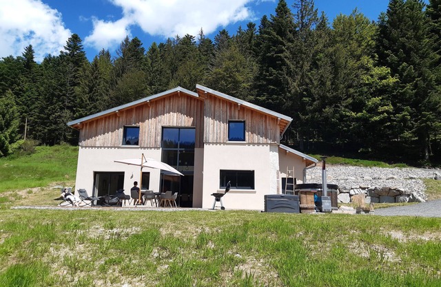 Belle Maison Neuve Dans Grande Propriété, Cadre Rare, Bain Nordique
