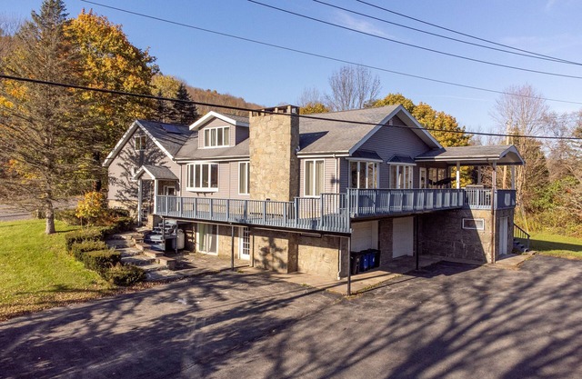 Belleayre Grandhouse 6 bedrooms sleep 15 w/hot tub, sauna, game lounge.