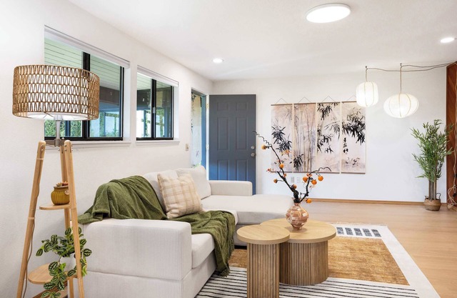 Bellevue Somerset 2BR w/Sunroom & Sweeping Views