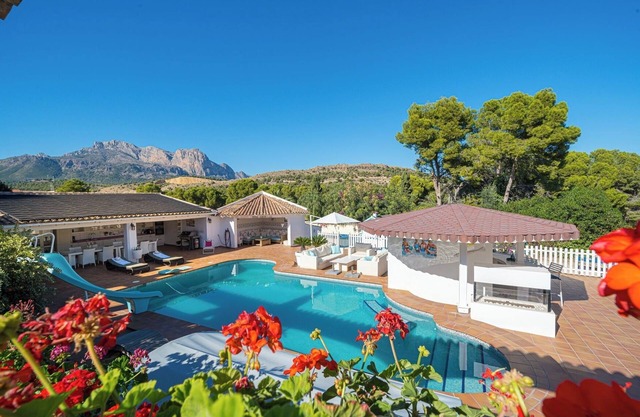 Belmonte Lux Family Villa with Sea View, Pool, Terrace & Wi-Fi