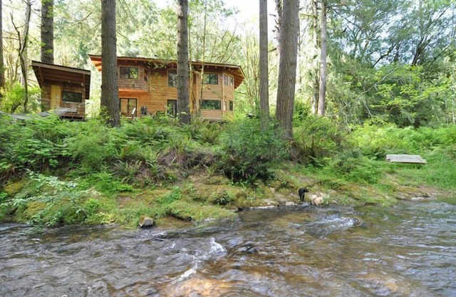 Below the Falls Lodge - Next to Golden & Silver Falls
