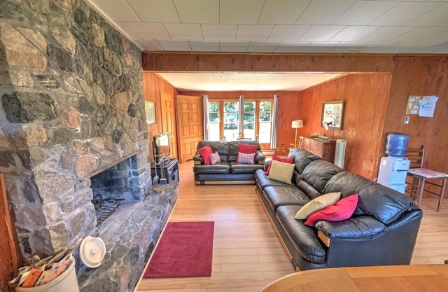 Belsize Cottage- Newboro Ontario