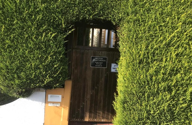 Belton Apartments-Hedge Cottage