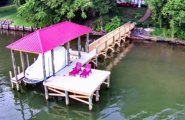 BelVita-Lakefront Zen. Lake Wylie, Near Belmont and Whitewater center. Kayaks