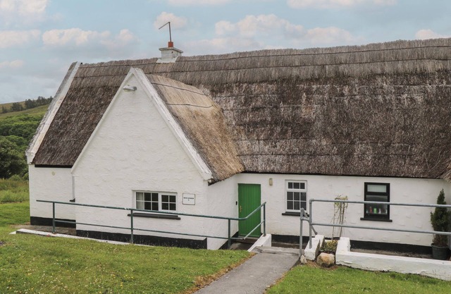BEN GOWER, pet friendly, with open fire in Oughterard, County Galway
