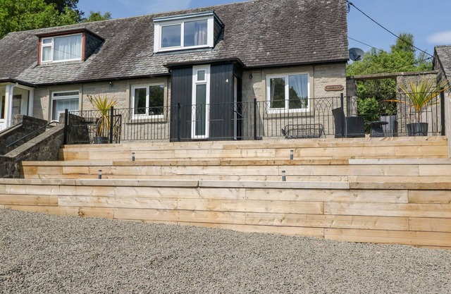 BEN VIEW, family friendly, character holiday cottage in Arrochar