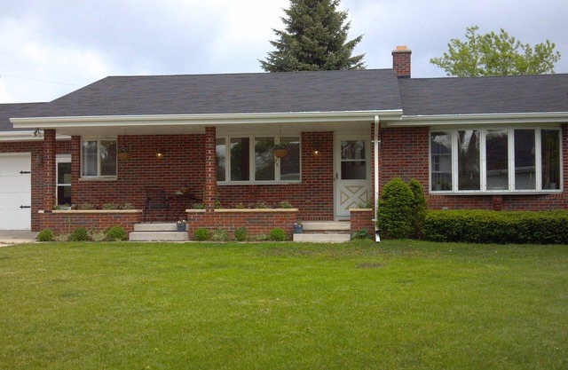 Bender Haus-Elkhart Lake Home- 3 Bedrooms- Close to Lake, Golf & Racing!