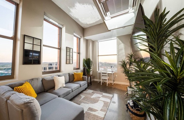 Bengals, Reds, Free Gym, City Views from Rooftop, Grill, King Bed, Free Parking