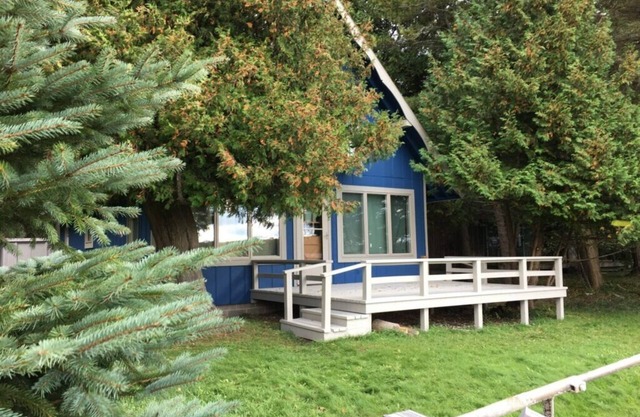 Beresford Cottage on Lower Herring Lake.Beautiful Sunsets! - Fish, Ski & Relax!