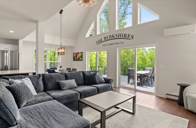 Berkshires Best/Large Deck with Hotub, Basement with Game room & Fitness room
