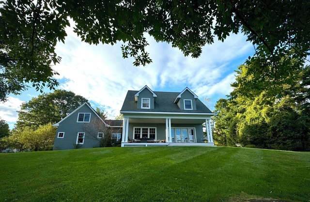 Berkshires Retreat with Fall Foliage, Views & Cozy Fireplace Near Town. nn