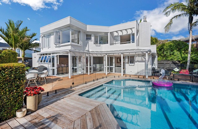 Bespoke Stays - Poolside Haven