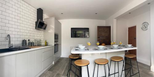 Bessie House 3BED SD with Parking Racecourse Goffs Eco Power Stadium A1 M18 M1 M62