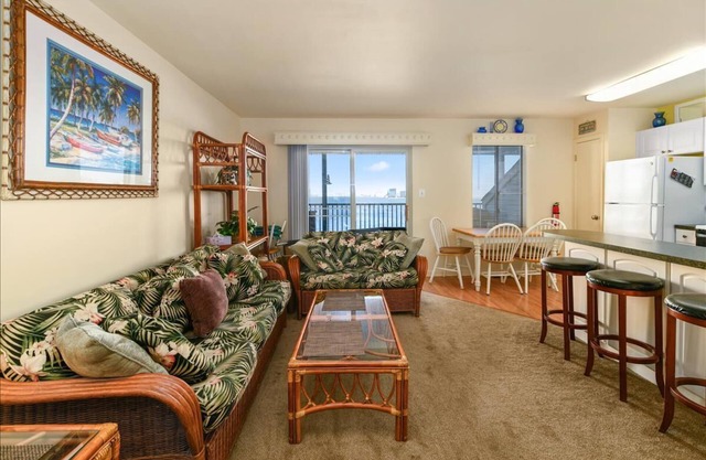 Best bay view in OC! 2 br/2 ba, outdoor pool - 32nd St.