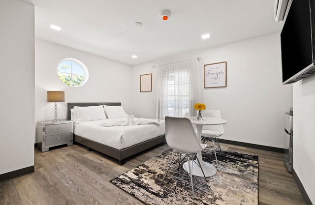 Best BnB by the Miami Herald 2 years running - book Sunset Inn South Miami now!