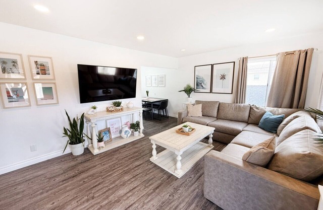 ☀️BEST LOCATION IN PB☀️Walk 3 blocks to the Beach!