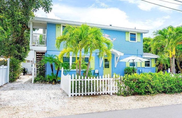 BEST LOCATION! NORTH END OF ANNA MARIA, FL , STEPS TO BEACH & DINING - UNIT A