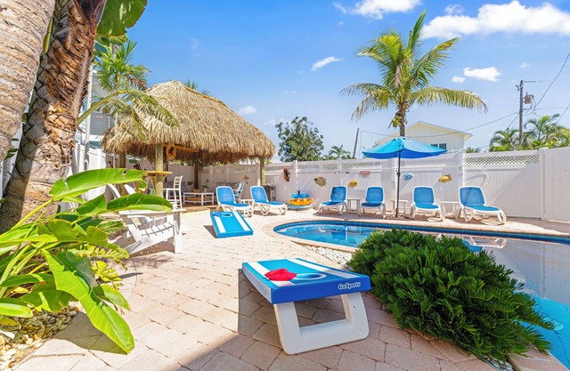 BEST LOCATION! NORTH END OF ANNA MARIA, FL STEPS TO BEACH & DINING - LOWER UNIT