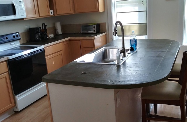 Best Neighborhood in town. Quiet and Clean Studio Close to Everything!