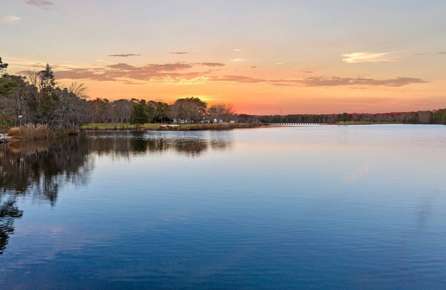 Best of Both Worlds Lakefront Getaway. 7 Miles from Long Beach Island