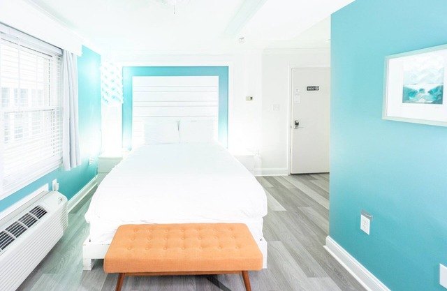 Best of Delaware - Fit for a QUEEN- Walk to Beach, Pet Friendly, Hot Tub, Pool