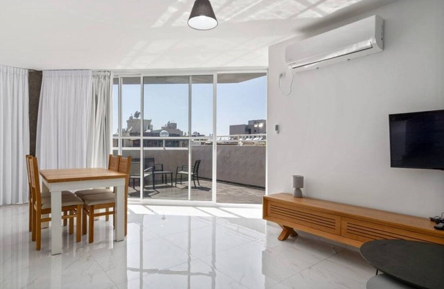 Best offer in bat yam 2 min walk to the beach&balc