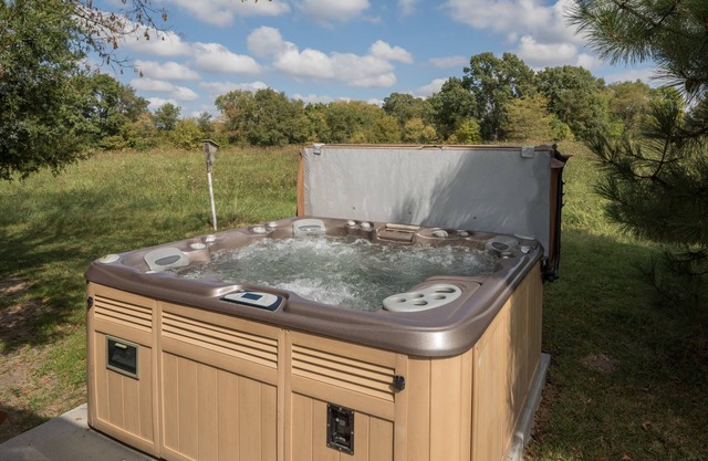 Best on Bayward – King Beds, Hot Tub, Pool Table & Fireside Fall Nights!