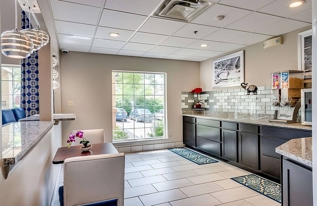 Best Place to Stay in Kentucky! Free Parking, Free Breakfast, Pool