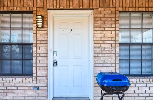 BEST VALUE Family-sized 2-bed 1-bath comfortable and centrally located apartment