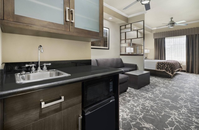 Best Western Premier Crown Chase Inn & Suites