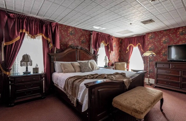 Bethia Room - Big Tree Inn - In-Room Jacuzzinn