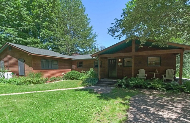 Betsie Bliss Cottage, Riverfront/Hot Tub, Skiing, Golf