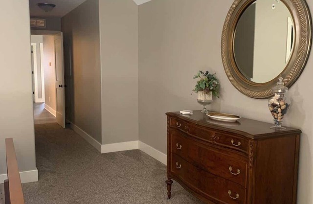Bettendorf Condo: Fireplace, King Bed & Family Fun!