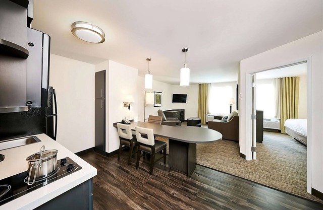 Better Choice For Your Vacation! 2 Family-friendly Rooms w/Large Living Area