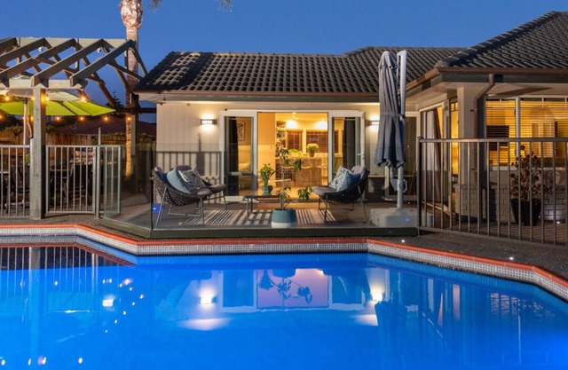 Better than a resort! Swimming pool, spa, pool-table. Walk to beach,shops,cafes.