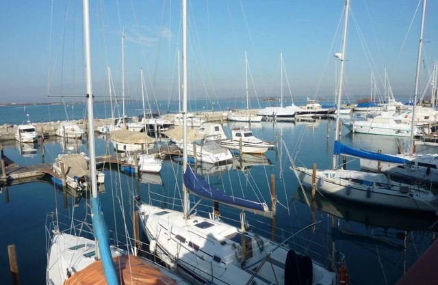 Between boats and beach , apt. 811