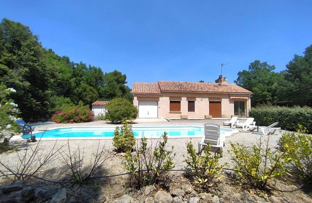 Between Land and Lake, a peaceful and perfectly equipped residence.