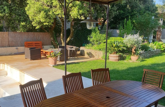 Between Nimes and Uzes, nice villa with pool in quiet surroundings