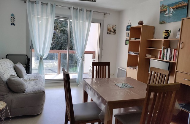 Between port and beach, small residence with calm, 100m from the sea