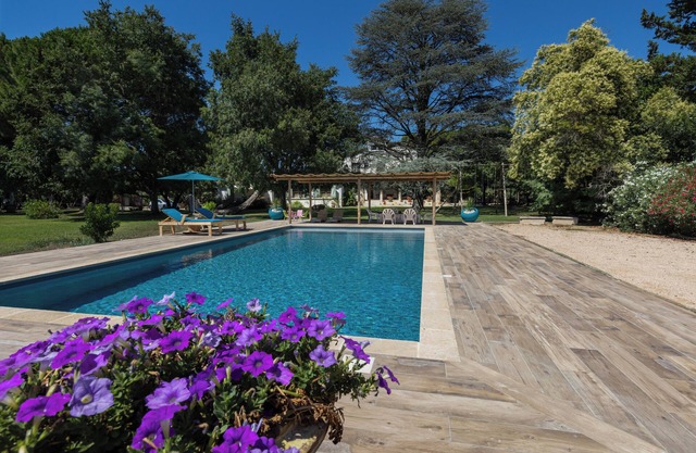 Between Provence, Garrigue and Camargue, family house with swimming pool