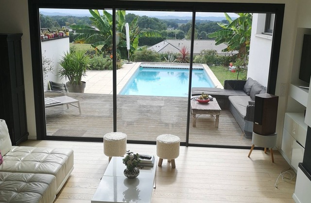 BETWEEN SEA AND MOUNTAINS FACING THE PYRENEES WITH HEATED SWIMMING POOL