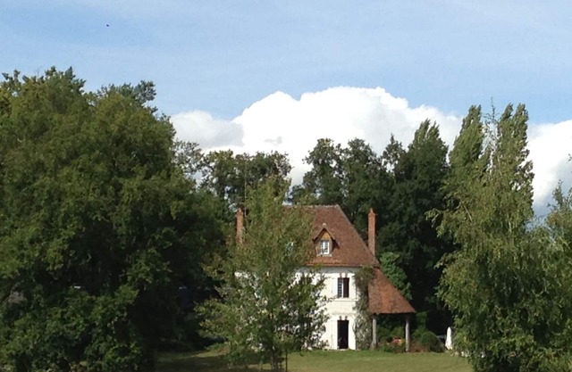 Between Sologne and Loire castles Charming property on the edge of its pond